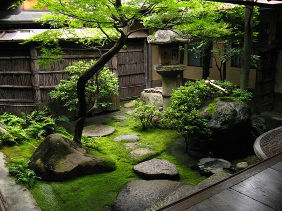 Японский сад – это воплощение умелого сочетания противоположностей: воды и камней, растений и архитектурных форм, света и тьмы. Сады, оформленные в японском стиле отличаются умиротворенностью и спокойствием. Несмотря на то, что создание настоящего японско