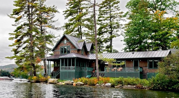 Большой деревенский дом на берегу озера с множеством открытых пространств