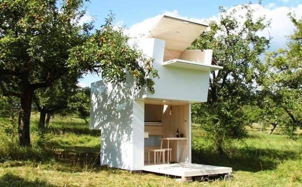 Оцените "раскладной" миниатюрный эко-дом "Soul Box" от словенской дизайн-студии "Allergutendinge". Он был построен тремя студентами, которые задумали создать жилье в стиле минимализма для отдыха, созерцания природы и самопознания. Двухуровневый домик был 