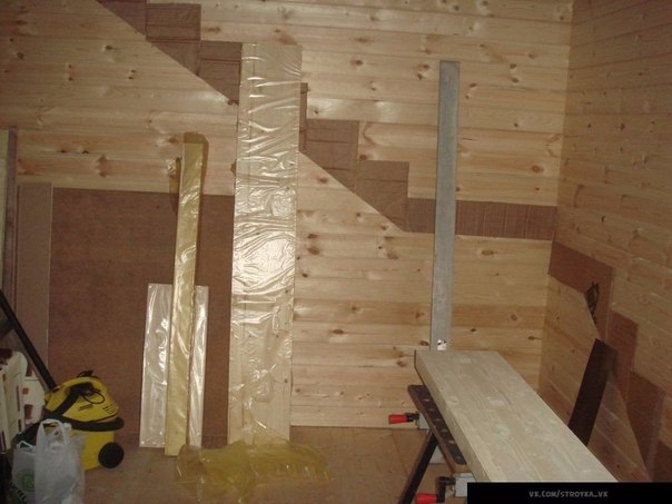 Деревянная лестница с забежными ступенями на косоурах
