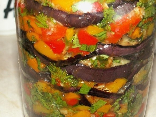 Салат: баклажаны с болгарским перцем и помидорами.