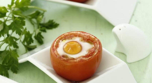 Рецепт дня: запеченные помидоры с яйцом и песто