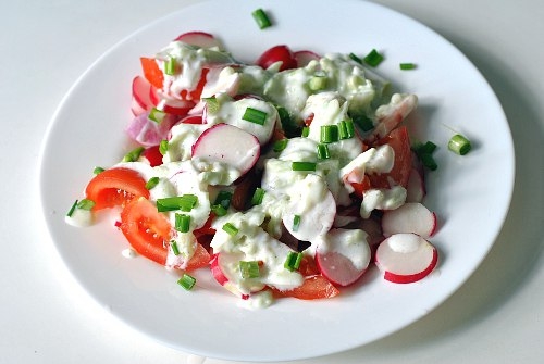 Салат из ревеня, редиса и помидоров - вкусный и легкий.