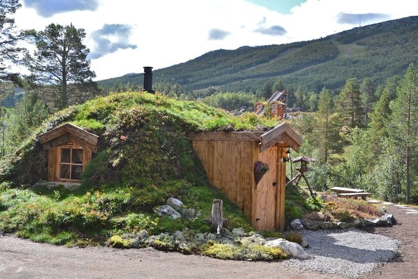 Норвежец Сверре Мёрк построил своими руками отличный дом для отдыха с семьёй. Пошаговые фото прилагаются.