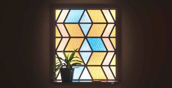 Голландский дизайнер Marjan van Aubel разработала витражные окна с солнечными батареями, которые могут заряжать гаджеты.