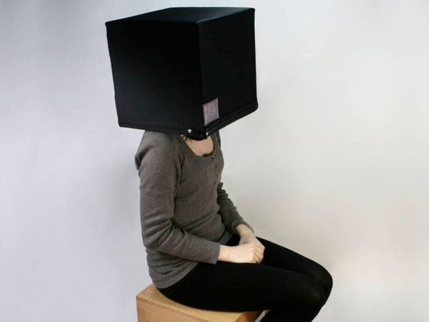 Британская компания представила Thought Box — устройство, в котором можно спрятаться, чтобы подумать. Всего за 650 долларов покупателям предлагают коробку из картона и ткани, стул и затычки для ушей.