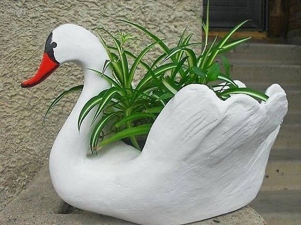 Как сделать садовую фигуру - лебедя. И Вы никогда не угадаете, из чего!