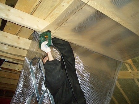 Пароизоляция деревянного потолка в частном доме