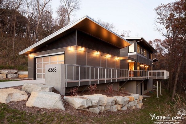 Расположенный на крутом нисходящем склоне, высоко над северным берегом реки Зумбро в местечке Рочестер, штат Миннесота, США, этот энергоэффективный и устойчивый дом имеет красивый вид на лес и был разработан американской компанией SALA Architects. Разрабо