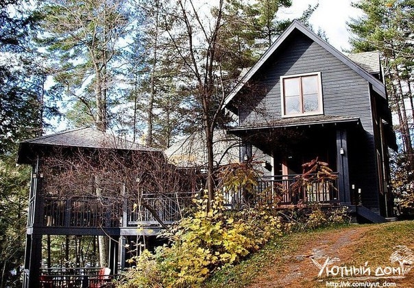 Разработанный компанией Collage Designs, этот красивый двухэтажный дом расположен на берегу озера, недалеко от города Халибуртон, Канада. Деревянный фасад дома выкрашен в черный цвет, что выделяет этот дом на фоне красивой природы. Интерьер дома выполнен 
