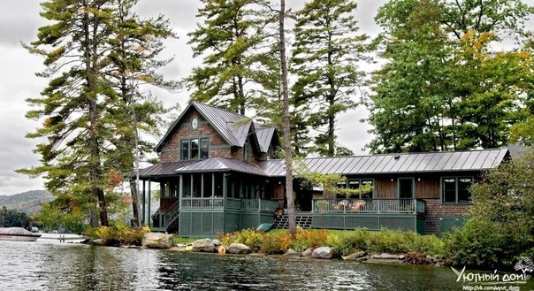 Большой деревенский дом на берегу озера с множеством открытых пространств - экстерьер:
