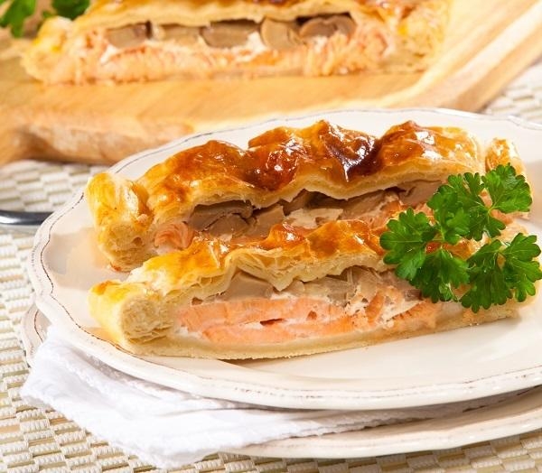 Обалденный пирог с нежной начинкой из лосося и грибов -