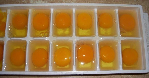 Она просто разлила яйца по формочкам для льда. Теперь я буду делать так всегда!
