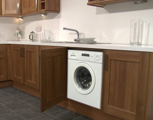 Установка стиральной машинки в кухонном гарнитуре: почему от такого вариант стоит отказаться .