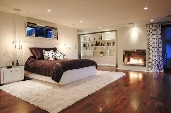 Популярные сочетания кровати с ковром.