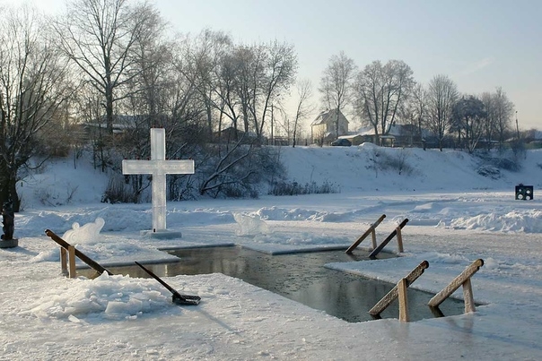 Крещение — это православный праздник, который у многих ассоциируется с окунанием в прорубь. Рассказываем вам, когда Крещение в 2019 году и что принято делать в этот праздник.