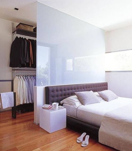 Идеи для гардеробной в маленькой спальне.
