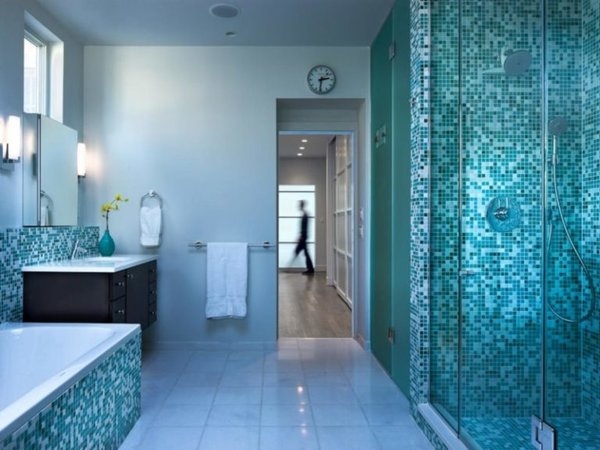 Мозаичная плитка для отделки стен ванной.