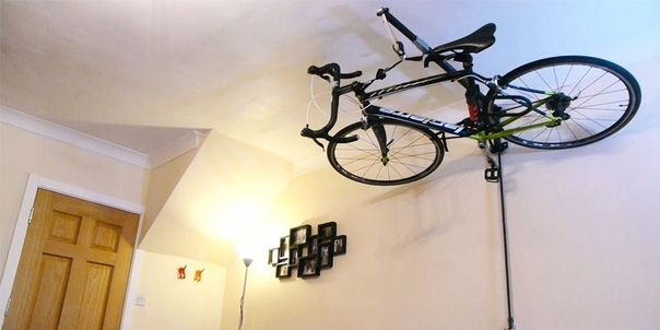 Хранения велосипеда в маленькой квартире на потолке.