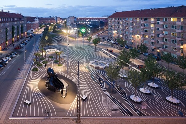 Проект «Superkilen» — большая общественная зона с велодорожками, детскими и спортивными площадками, столиками и скамейками, протянувшаяся на 800 метров вдоль одних из самых многонациональных кварталов Копенгагена (Дания). Главная идея проекта — гигантская