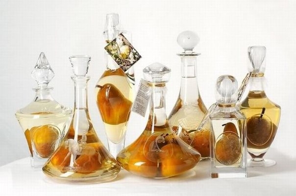 Как поместить спелую большую грушу в стеклянную бутылку для создания алкогольного напитка?