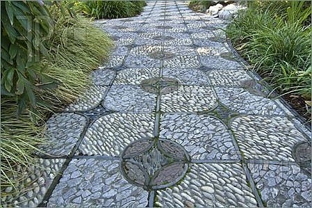 Уникальные садовые дорожки из мозаики