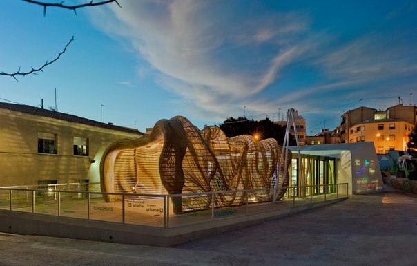 Испанский архитектор Томас Амат (Tomás Amat) с художником Маноло Гарсиа (Manolo Garcia) создали проект кафе «La Cigarra»