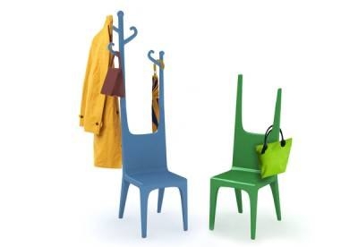 Яркое решение для прихожей — гибрид напольной вешалки и стула от бразильских дизайнеров. Своё творение они назвали - Олень , и глядя на него понятно почему.