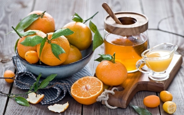 Мандарин — очень вкусный цитрусовый плод. Он похож на апельсин, поэтому многие люди путают их. Свойства мандариновой кожуры: — обладает изысканным вкусом — обладает уникальным ароматом — содержит много витаминов, таких как B1, B2, B3, B6 и B9 — содержит к