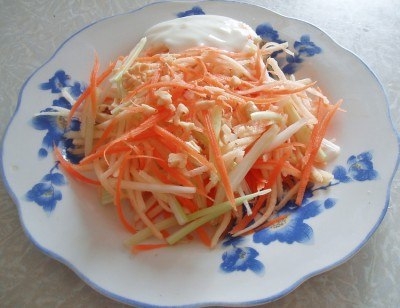 Салат с морковью, сельдереем и грецким орехом