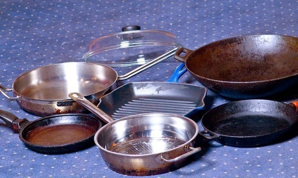 На даче «сжечь» посуду легко – чуть вышел во двор, кастрюля и пригорела! Отчистить нагар поможет вот такое средство: