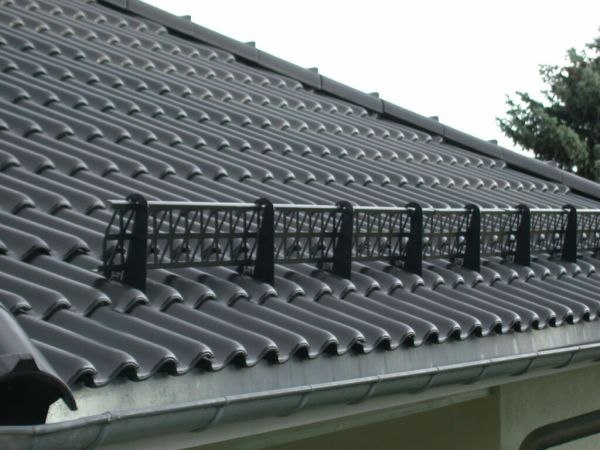 Правила установки снегозадержателей на крышу и их виды