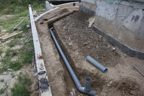 Укладка труб канализационной системы