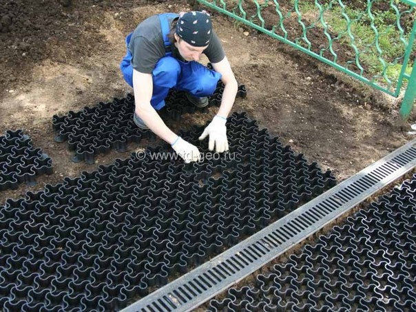 Газонная решетка является одним из стройматериалов, который используется для укрепления грунта. Это система ячеек, которая позволяет устранить расползание почвы, корневой системы травы и зеленых насаждений. Именно этот вид решеток является наиболее востре