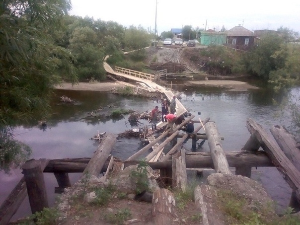 Жители уральского села на свои деньги построили единственный мост через реку, после того как он был разрушен в 2018