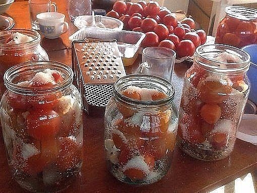 Поделюсь суперским рецептом засолки небольших помидор в литровые банки.