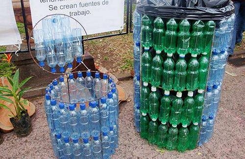 Мусорный бак  из пластиковых бутылок